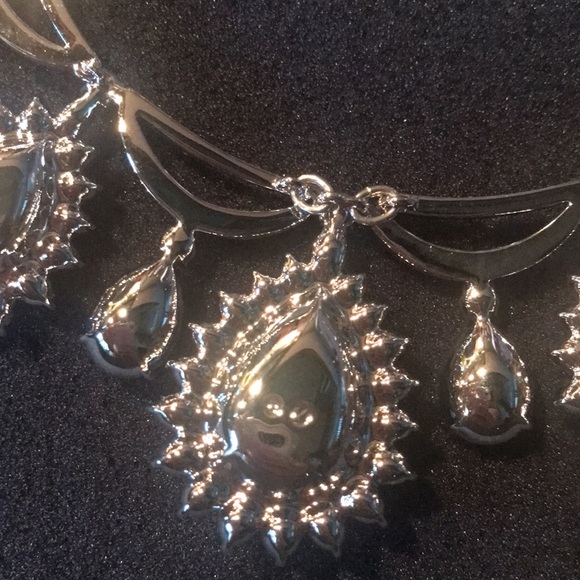 NEW Swarovski Crystal Red all around statement necklace. With matching earring! - Picture 7 of 8